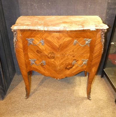 une petite commode en bois avec un plateau en marbre