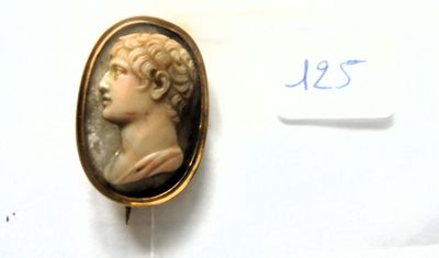 une photo d'une femme portant une broche en or