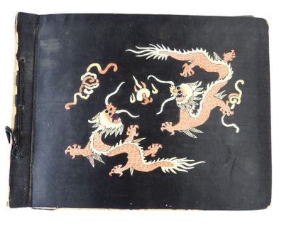 un vieux livre dont la couverture est ornée d'un dragon