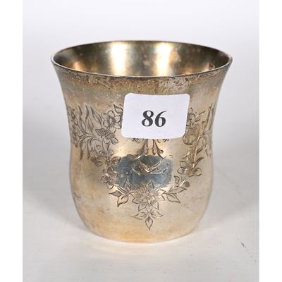 une coupe en argent ancienne sur laquelle figure un numéro sur le côté