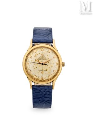 un gros plan d'une montre sur fond blanc, avec un bracelet bleu