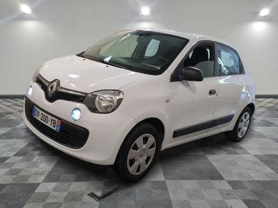 la photo d'une voiture blanche garée dans un garage