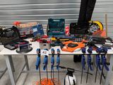 une table dans un garage, sur laquelle sont posés des outils
