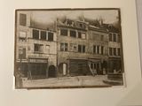 une photo d'une photo d'un immeuble situé à l'angle d'une rue