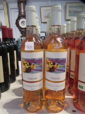 plusieurs bouteilles de vin sont alignées sur une table