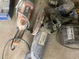 un grand nombre d'outils qui se trouvent sur le sol