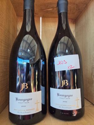 deux bouteilles de vin dans un coffret en bois