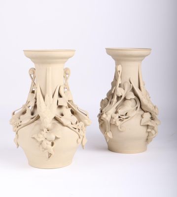 deux vases posés côte à côte sur une surface blanche