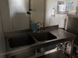 une cuisine avec un évier et un comptoir