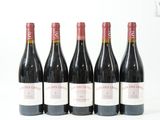 six bouteilles de vin rouge sont alignées sur une surface blanche