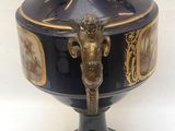 un vase bleu et or orné d'une tête de lion