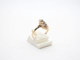 un gros plan d'une bague en or sertie d'un diamant