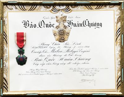 une image représentant un certificat orné d'un ruban rouge et d'une médaille