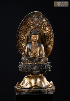 une statue représentant un Bouddha assis sur une fleur de lotus