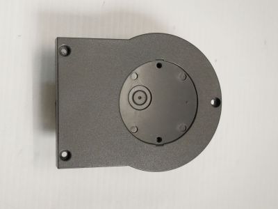 gros plan d'un objet métallique sur une surface blanche