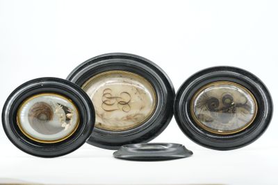 trois horloges posées sur une table, sur fond blanc