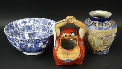 trois vases et un bol posés sur une table