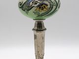 lampe plaquée argent surmontée d'un abat-jour en verre vert