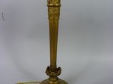 une lampe de table en laiton ancien surmontée d'un abat-jour blanc