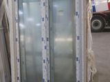 Plusieurs morceaux de verre sont empilés sur une palette dans un entrepôt