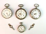 quatre types différents de montres de poche sur un fond blanc