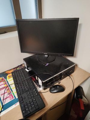 un bureau sur lequel se trouvent un ordinateur, un clavier et une souris