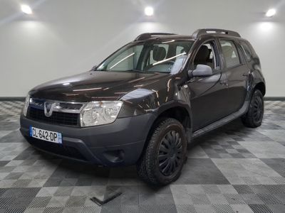 une photo d'une dacia grise garée sur un sol en damier