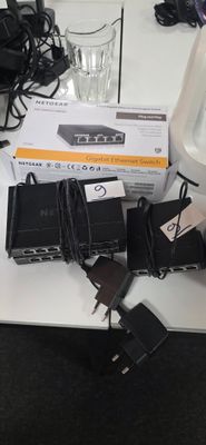 une table sur laquelle sont posés tout un tas d'appareils électroniques
