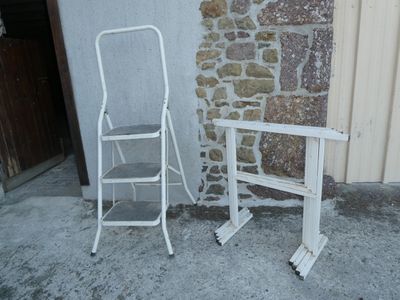 deux chaises blanches placées l'une à côté de l'autre sur le trottoir