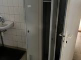 une salle de bain avec toilettes et lavabo