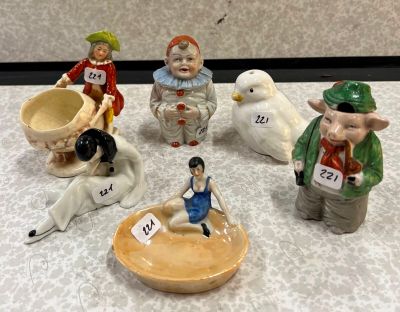 cinq figurines représentant des personnes assises sur une table