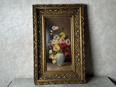 une image d'un tableau de fleurs dans un vase sur une table
