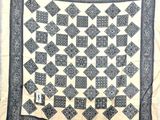une couette en noir et blanc avec un motif