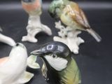cinq figurines d'oiseaux posées sur une table