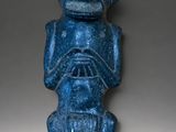 une image représentant une figurine en pierre bleue avec un singe sur le dos