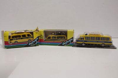 trois petits bus en jouet placés les uns à côté des autres