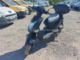 un gros plan d'un scooter garé sur un parking