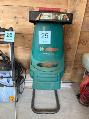 une machine verte qui se trouve à côté d'une autre machine