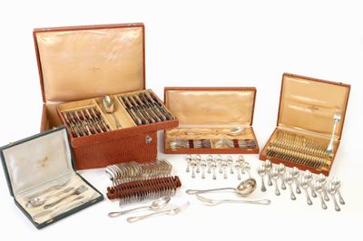 beaucoup d'argenterie dans un coffret sur la table