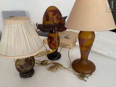 GALLE NANCY Vase ovoïde en verre multicouche monté en lampe.