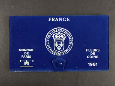 carte de visite bleue arborant l'emblème de la France