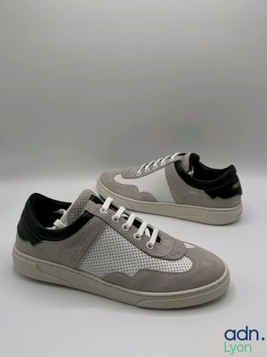 baskets pour homme grises et noires sur fond blanc