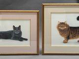 deux photos encadrées représentant un chat et un chat allongé sur une table