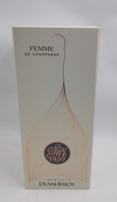 une boîte blanche sur laquelle figure un logo en noir et blanc