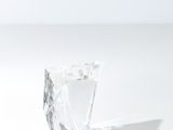 un vase en verre transparent orné d'un motif en forme de losange
