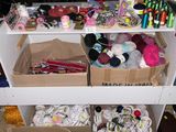 de nombreuses boîtes de laine et de crochets posées sur une table