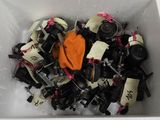 un bac blanc rempli d'une multitude d'objets divers
