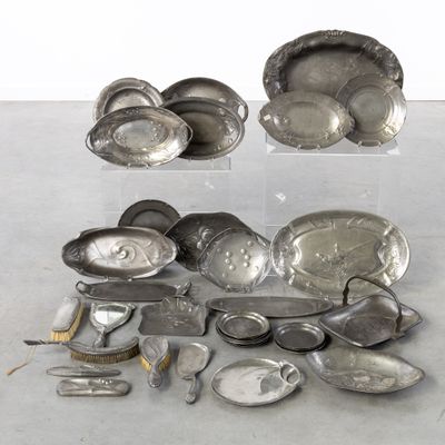 de nombreux plats et cuillères en argent posés sur une table