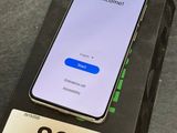 une boîte ouverte sur laquelle est posé un téléphone