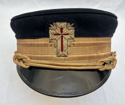 un chapeau orné d'une croix sur fond blanc